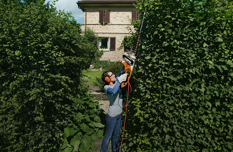 Hedge-trimmer-elecHolder